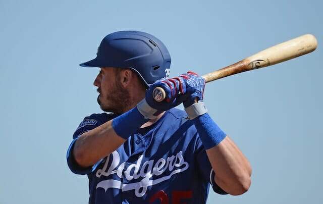 Cody Bellinger has new batting stance in spring debut