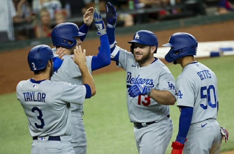 Trip home continues 'fun year' for Dodgers' Roberts