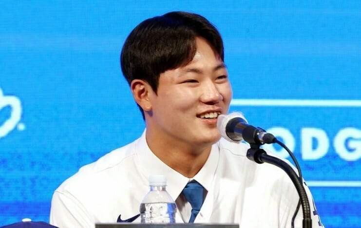 S. Korean high school pitcher Jang Hyun-seok formally introduced as new  Dodger